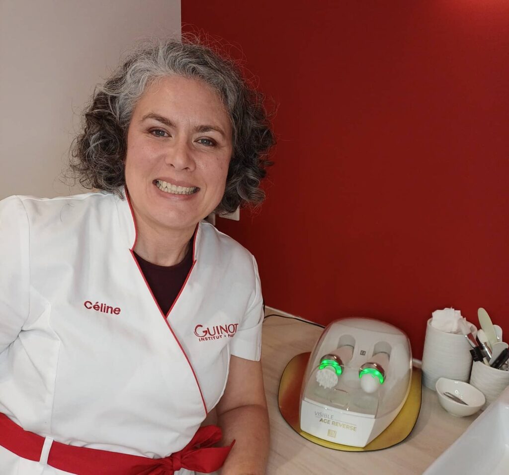 Photo de Céline souriante devant l'appareil de Visible Age Reverse