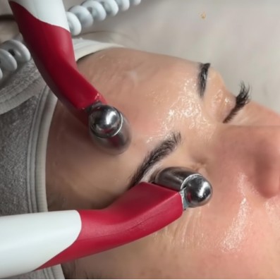 Stimulation pendant le soin Eye Lift avec l'appareil Hydraderm