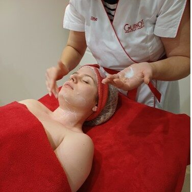 Démaquillage ne début de soin du visage