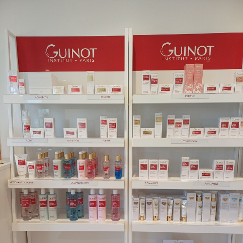 Etagère avec les produits cosmétiques visage Guinot